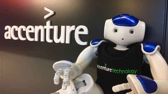 Logo de la consultora Accenture junto a un robot de la compañía.