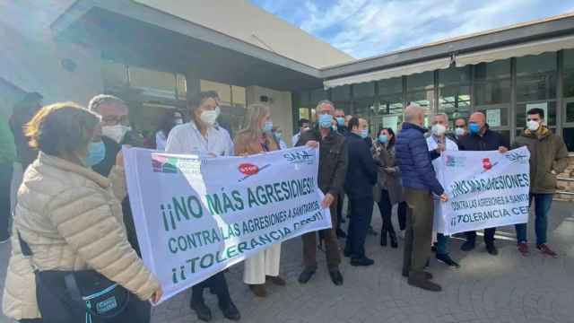 Imagen de archivo de una concentración en contra de una agresión a un sanitario en un centro de salud de Málaga.