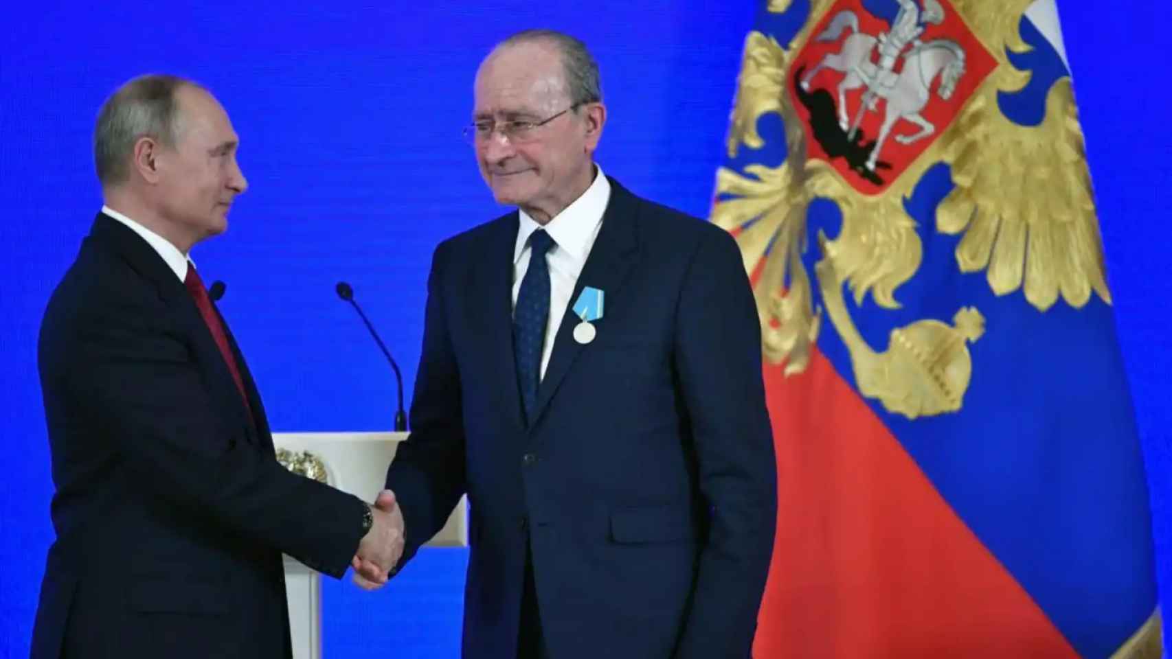 Vladimir Putin felicita a Francisco de la Torre por su Medalla Pushkin.