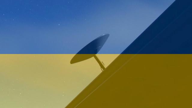 Antena de Starlink con una bandera de Ucrania.