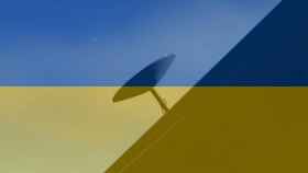 Antena de Starlink con una bandera de Ucrania.