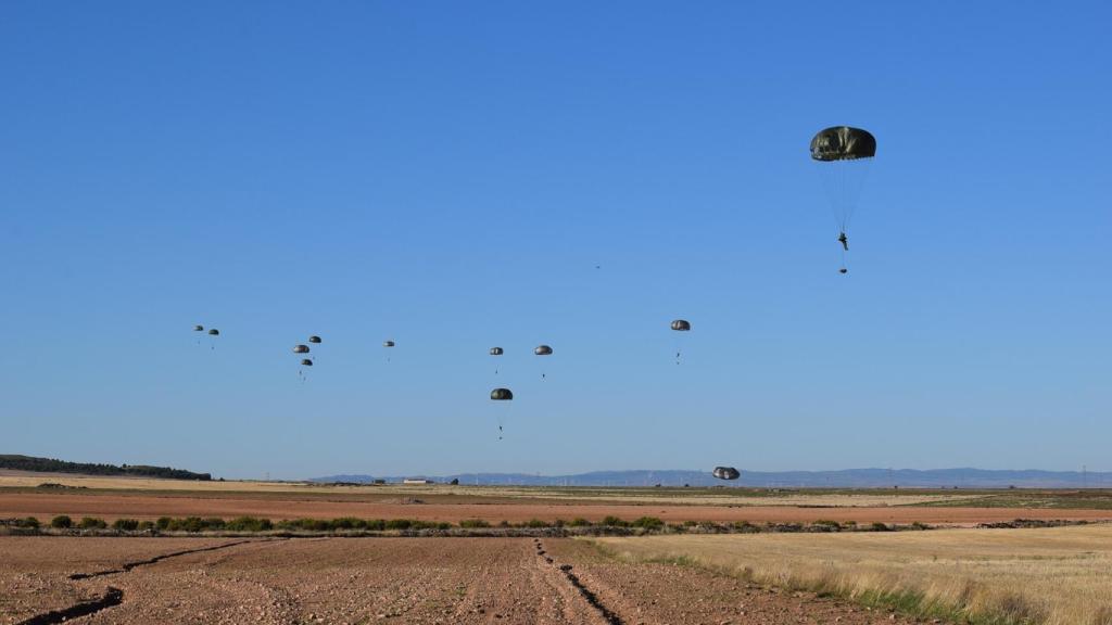 Varios paracaidistas del Ejército de Tierra a punto de tocar el suelo.
