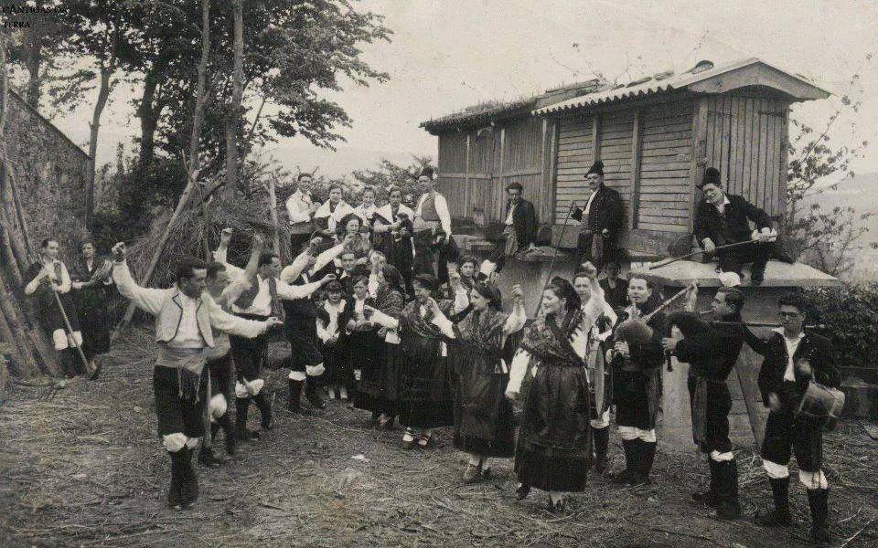 Fotografía antigua de los y las componentes de una actuación de muiñeira. Fuente: @rosanogar