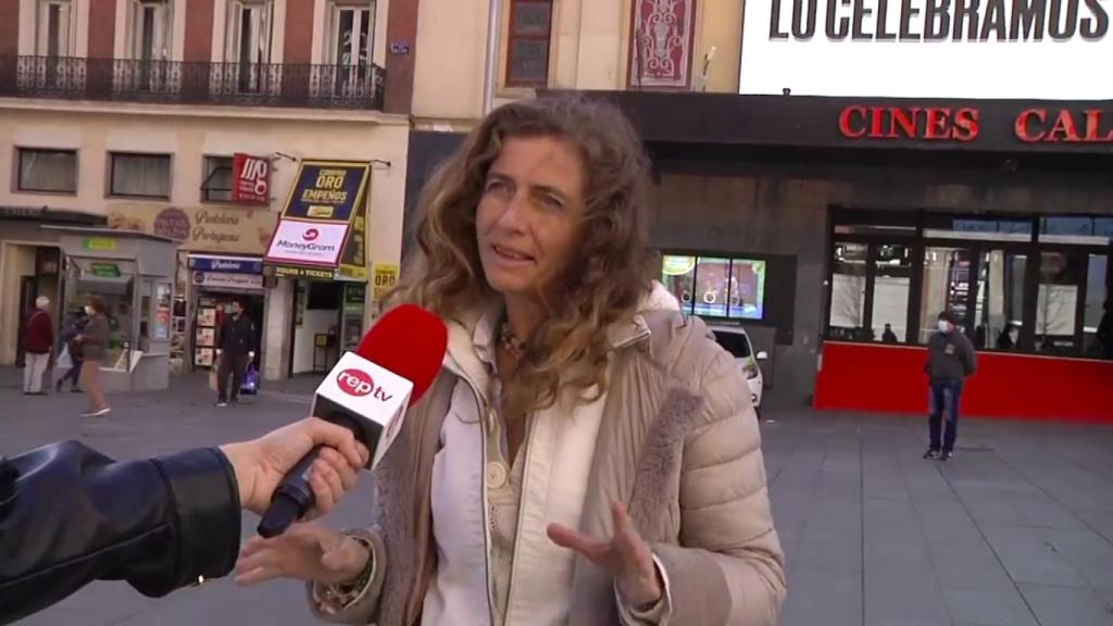 La mujer dando su rocambolesca explicación sobre la solución a la guerra.