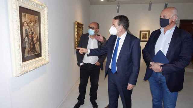 Abel Caballero durante la visita a la exposición ‘Laxeiro Inédito I’.