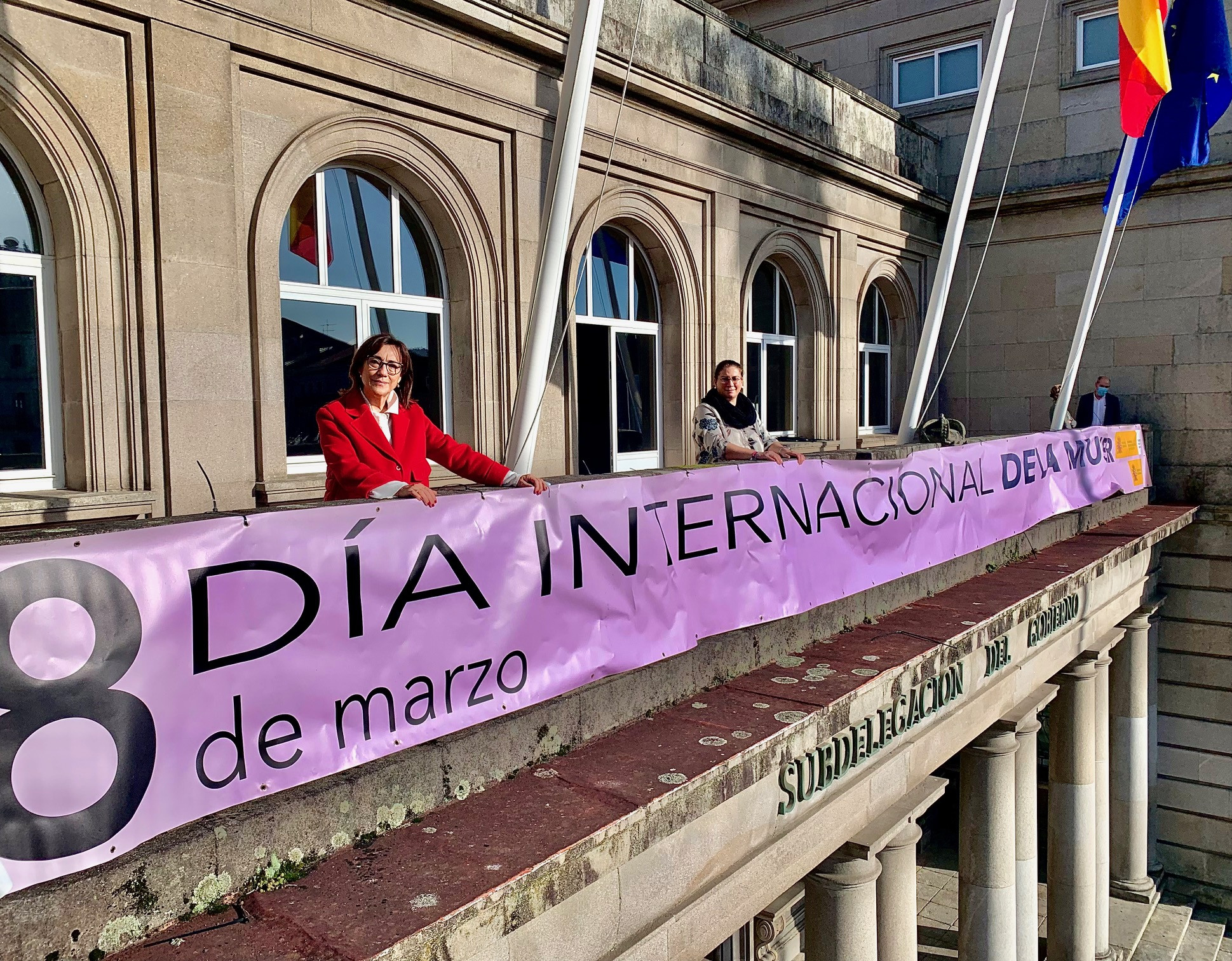 Colocación del cartel conmemorativo del 8M en la Subdelegación del Gobierno en Pontevedra.