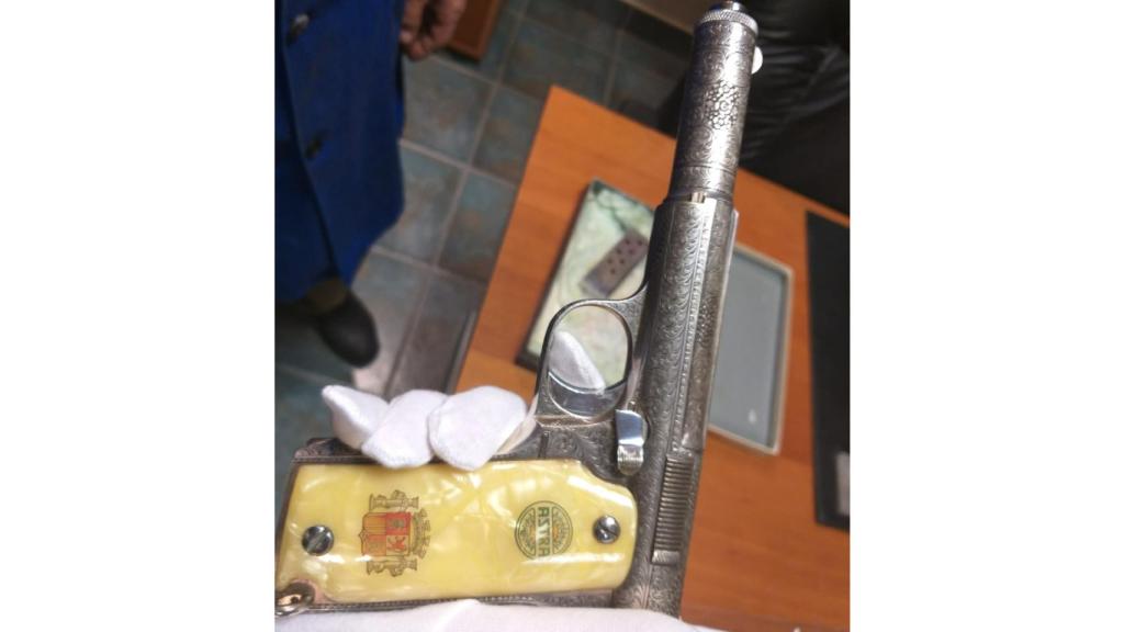 La pistola del presidente de la República Manuel Azaña, entre las armas incautadas por la Policía.