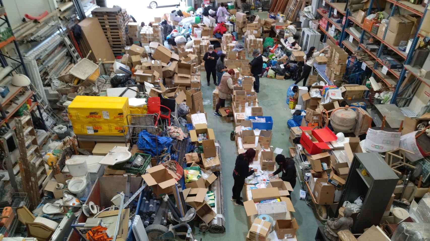 El almacén de TIR Viviendas está recibiendo cientos de kilos de material de primera necesidad para Ucrania.