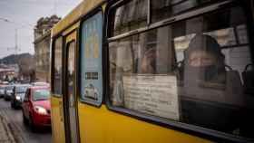 Autobuses urbanos medio vacíos, mientras largas filas de coches intentan salir cada día de Lviv, Ucrania.