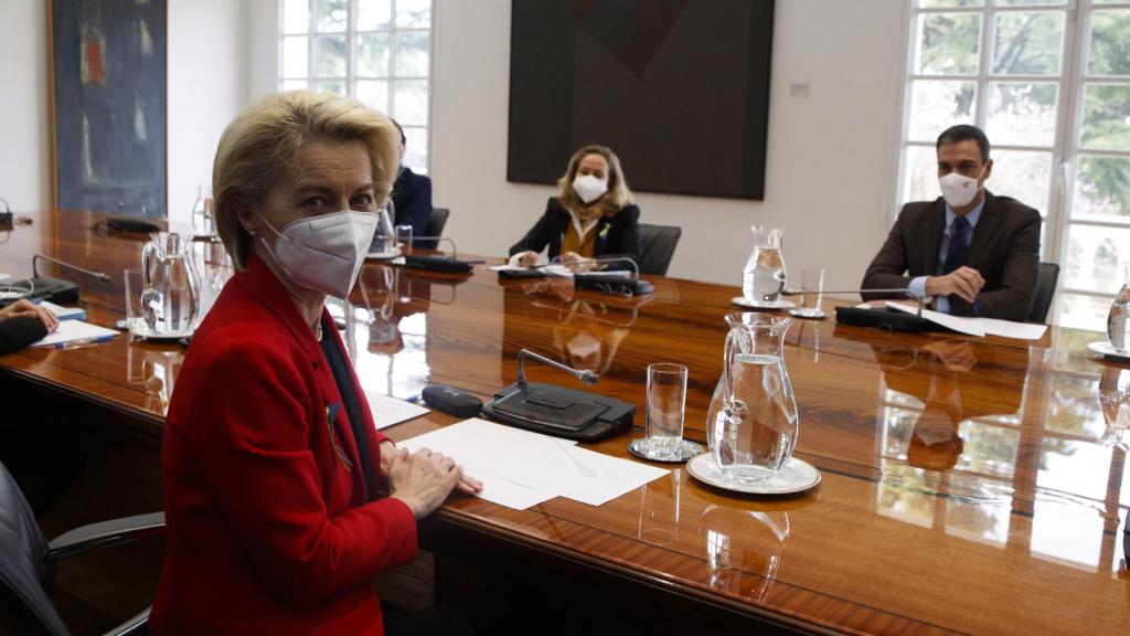 El presidente del Gobierno, Pedro Sánchez, la presidenta de la Comisión Europea, Úrsula von der Leyen, y la vicepresidenta primera Nadia Calviño, durante la reunión este sábado en el Palacio de la Moncloa.