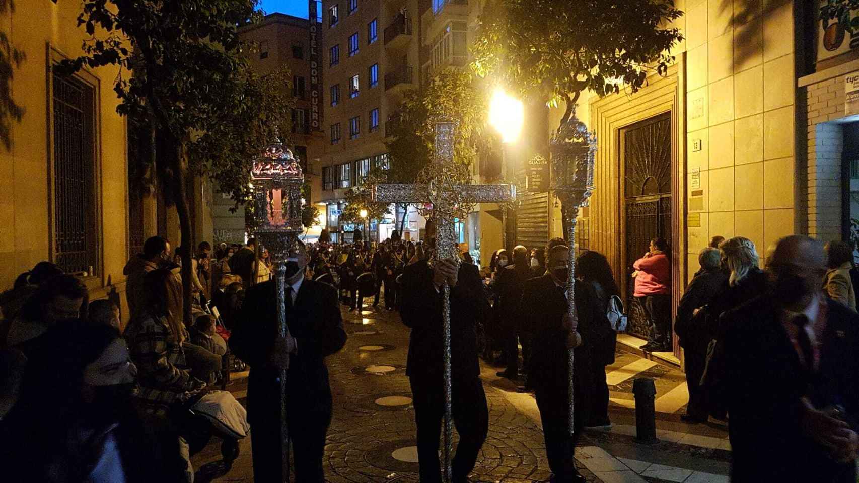 Málaga en pleno Vía-crucis anocheciendo.