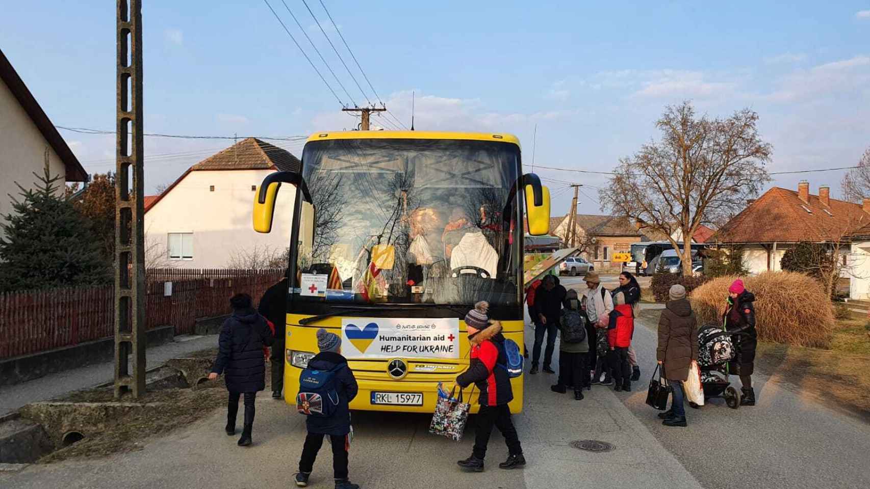 Los refugiados ucranianos suben al autobús de Naturhouse