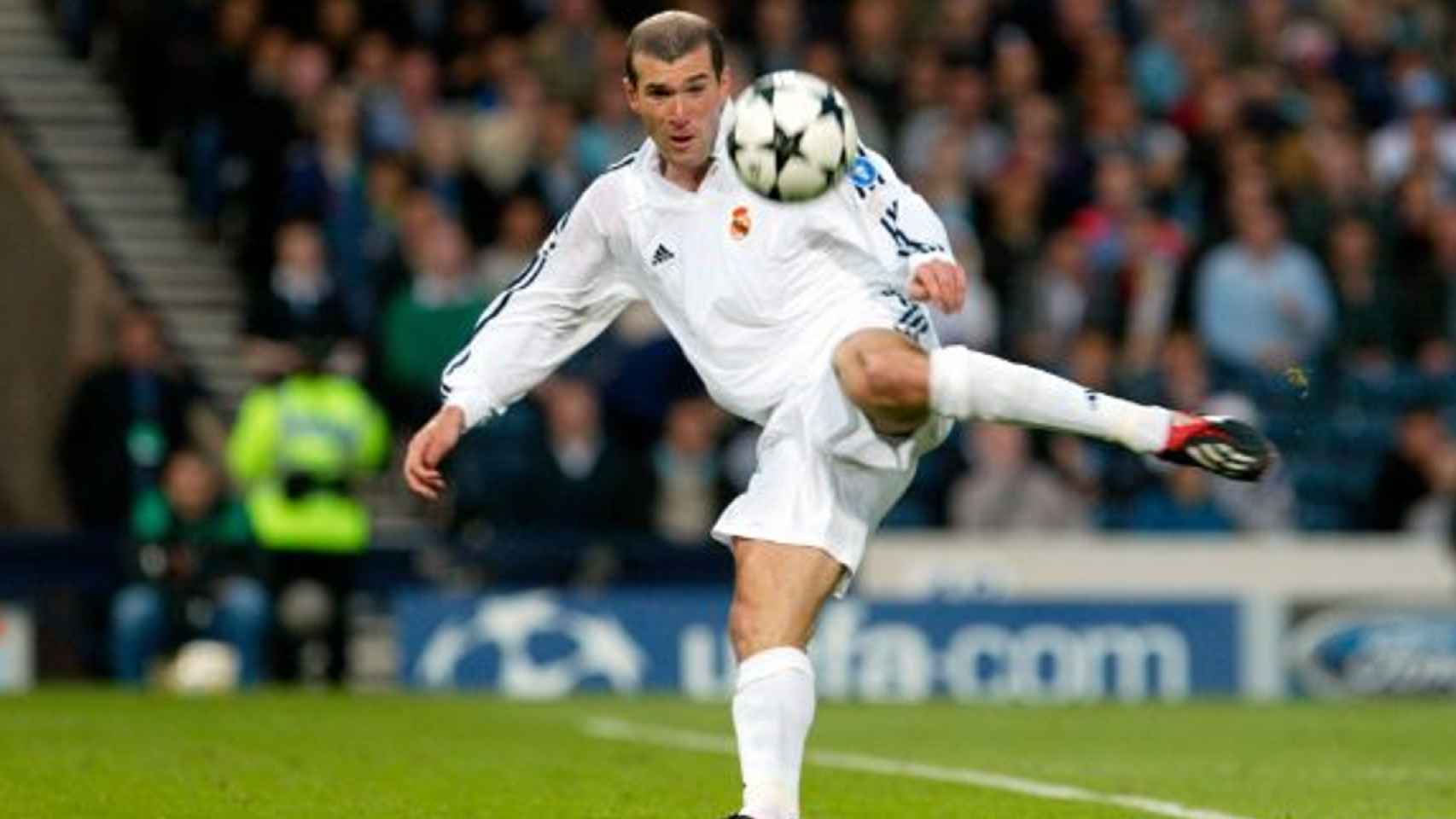 Zinedine Zidane anotando el gol de La Novena.