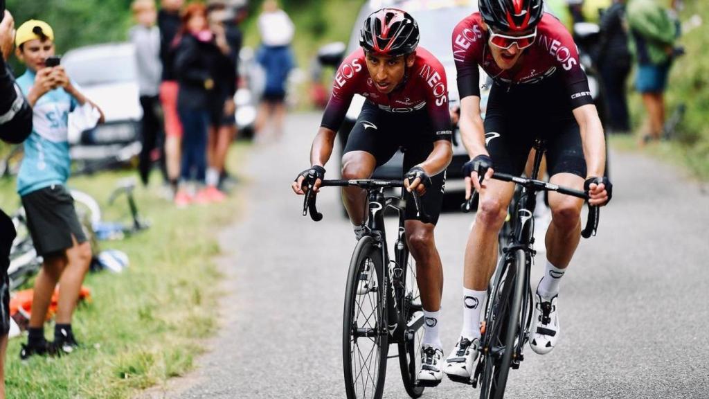 Egan Bernal y Pavel Sivakov, durante una carrera.