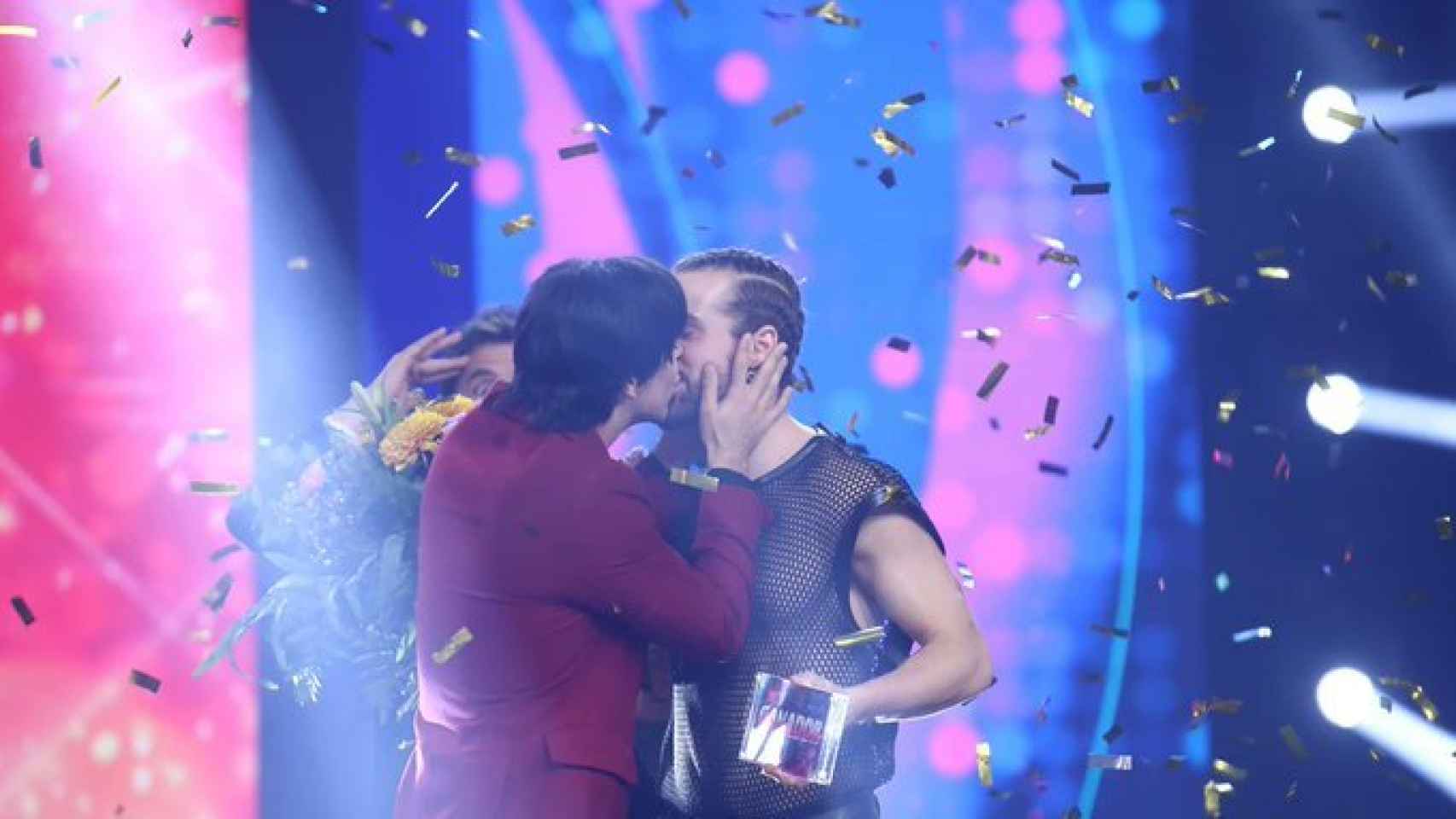 El romántico beso con el que Agoney celebró su victoria en 'Tu cara me suena'