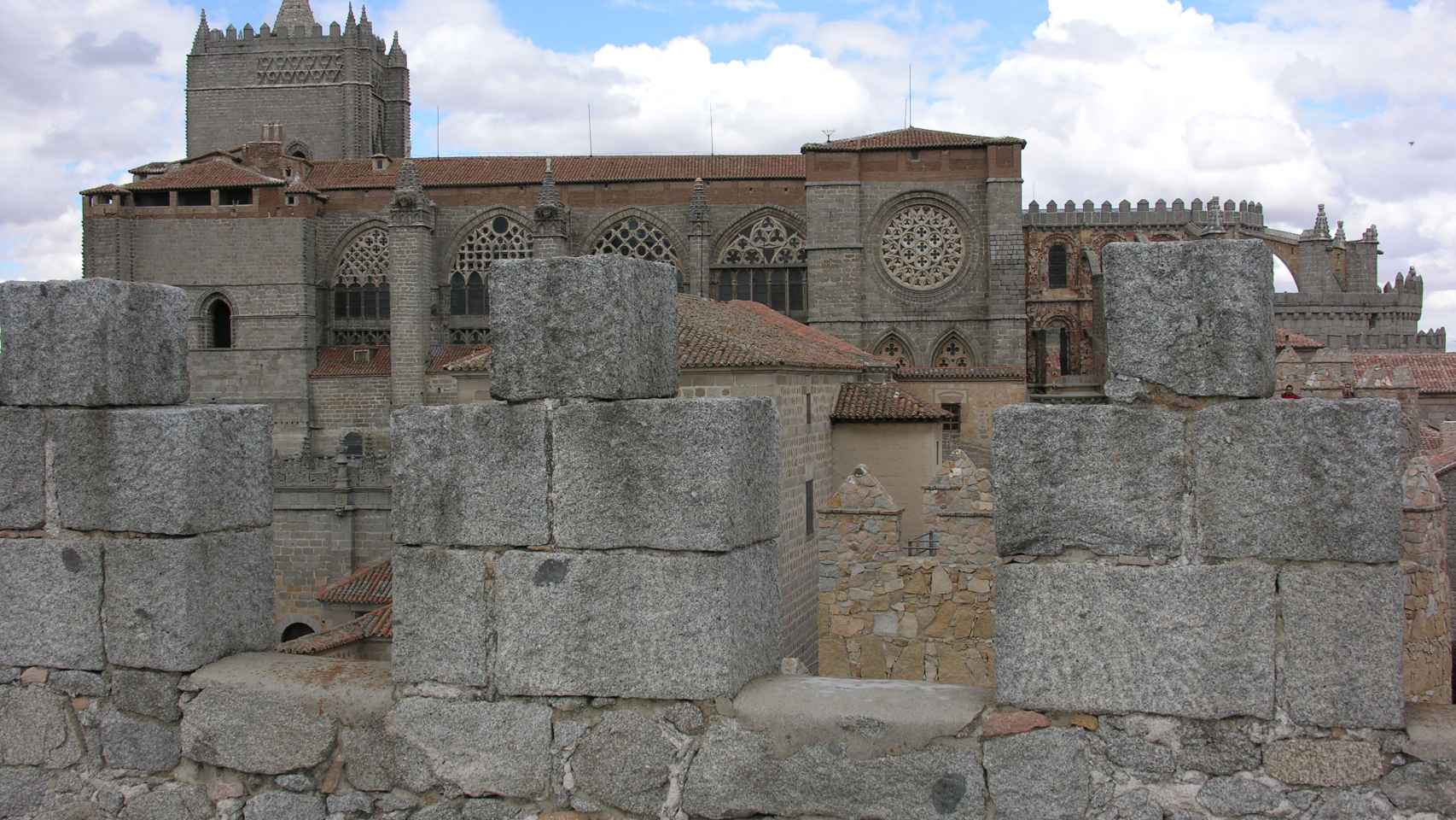 Catedral del Cristo Salvador de Ávila, adosada a la muralla y concebida como una fortaleza