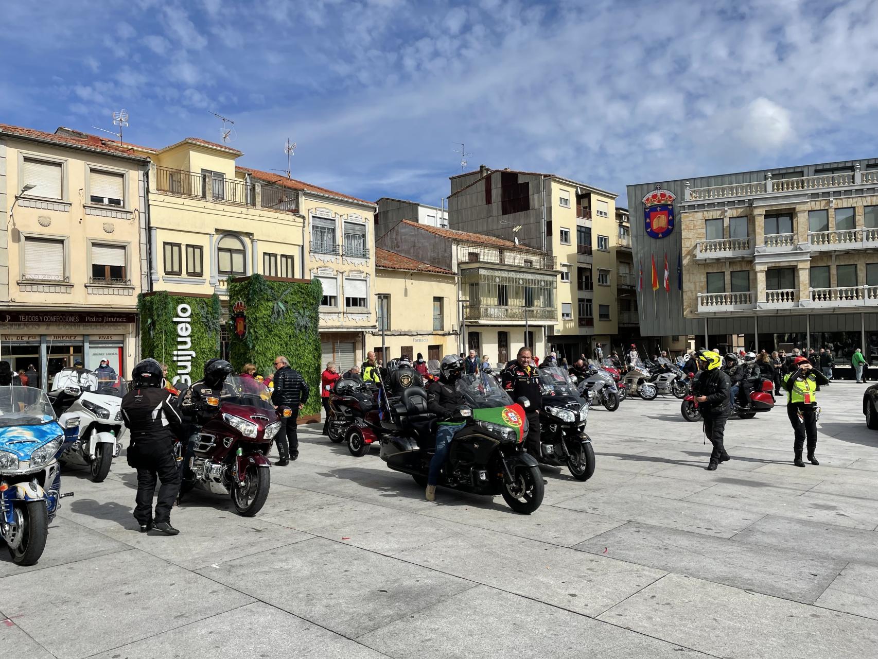 Las motos Honda Goldwing en la Plaza Mayor de Guijuelo, este sábado.