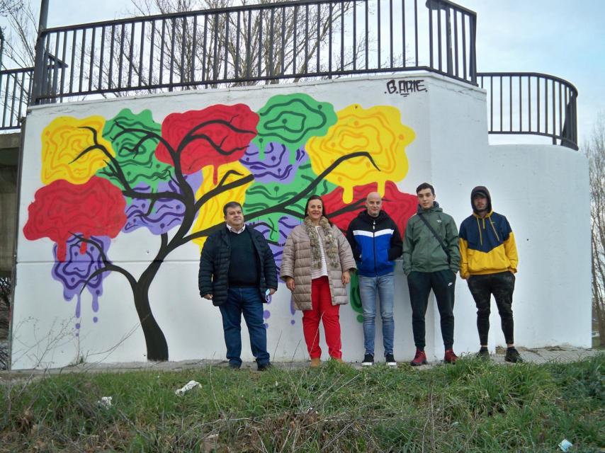 Los tres creadores del mural junto a sus profesores.