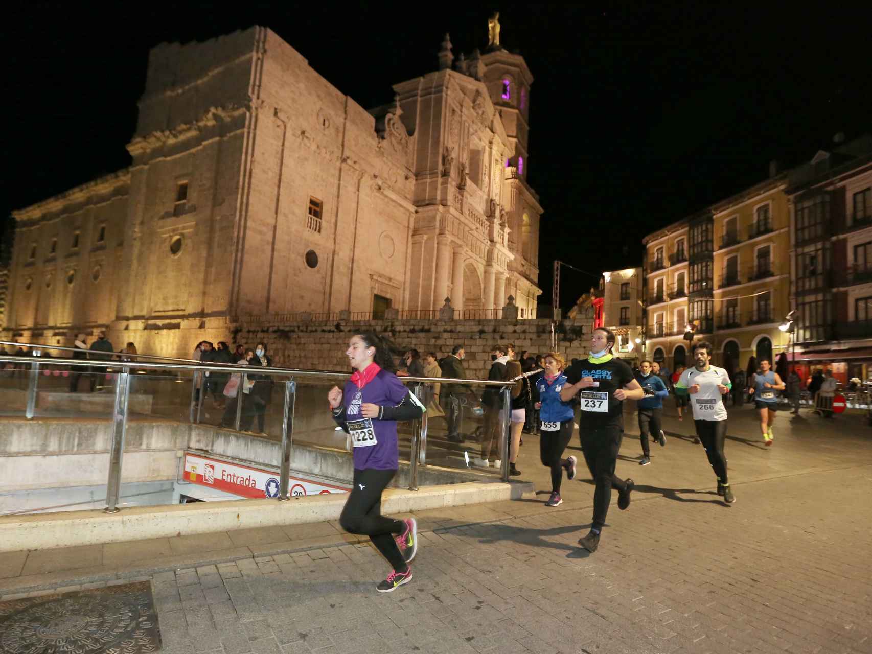 Participantes en la carrera, a su paso por la Catedral de Valladolid.