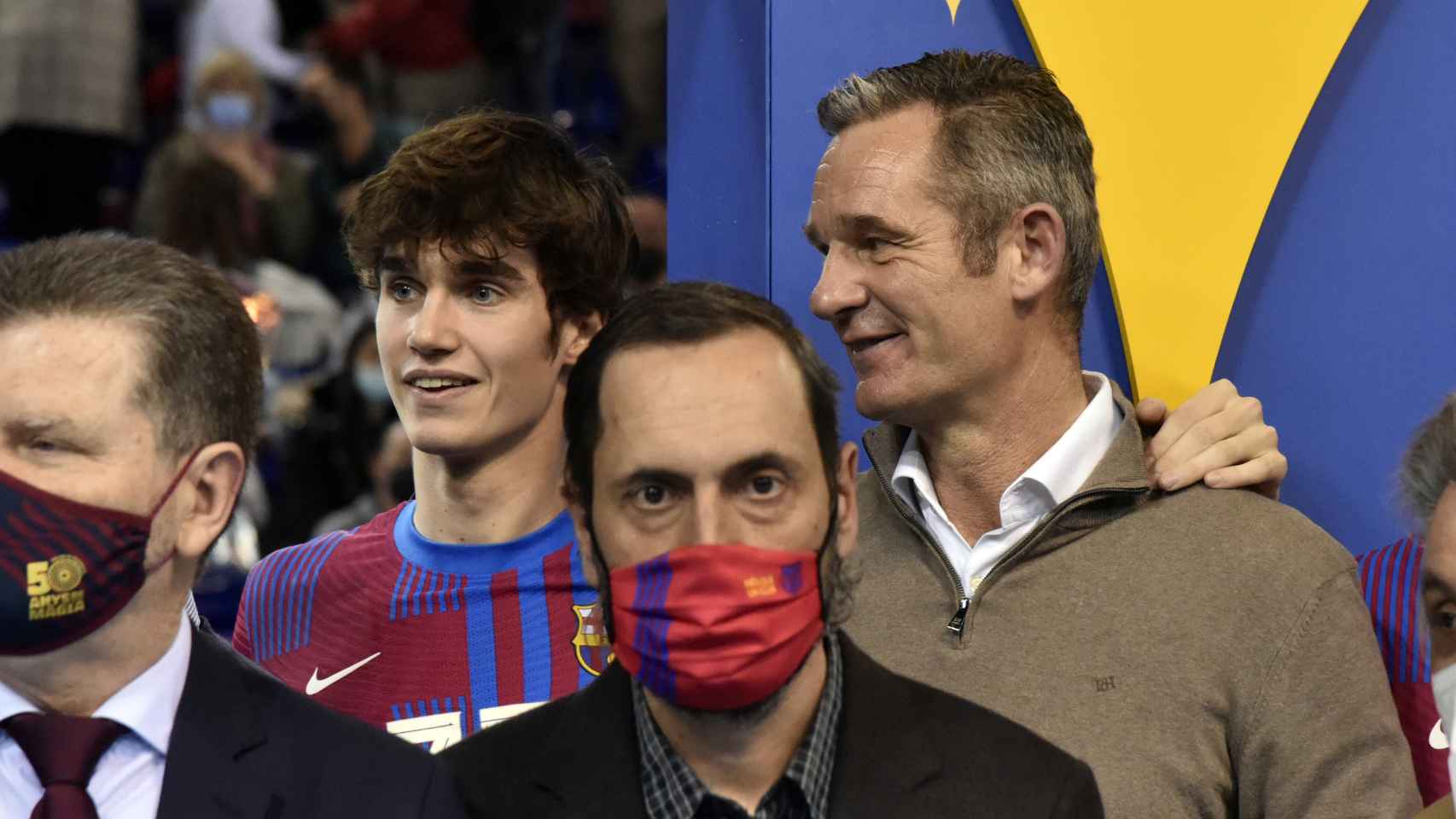 Iñaki Urdangarin, junto a su hijo Pablo en un acto de leyendas del FC Barcelona de balonmano