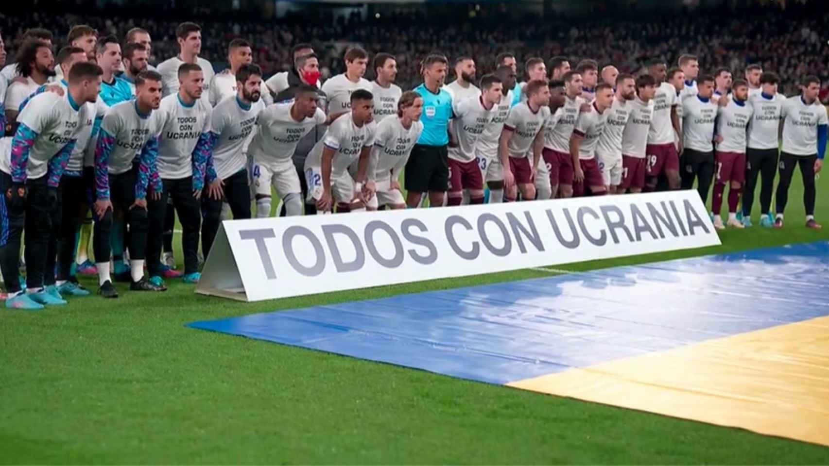Homenaje a Ucrania en el Santiago Bernabéu antes del Real Madrid - Real Sociedad