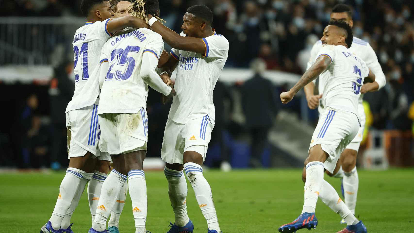 Los jugadores del Real Madrid felicitan a Eduardo Camavinga por su gol a la Real Sociedad