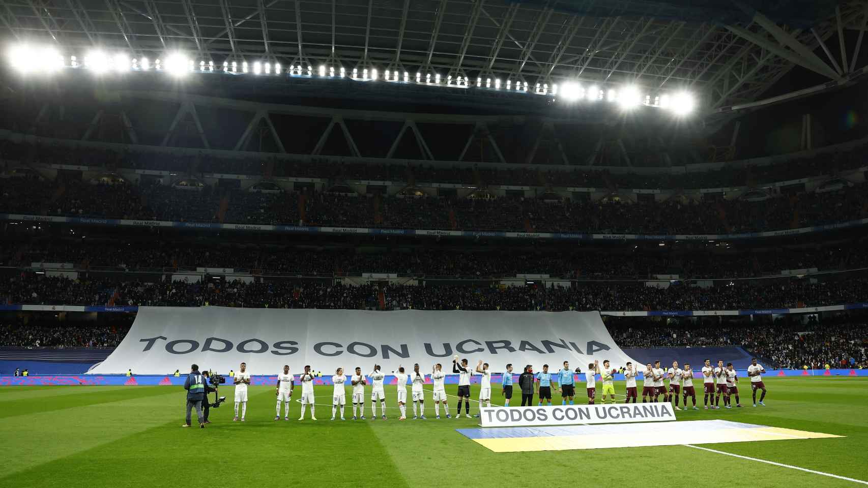 Homenaje a Ucrania en el Santiago Bernabéu
