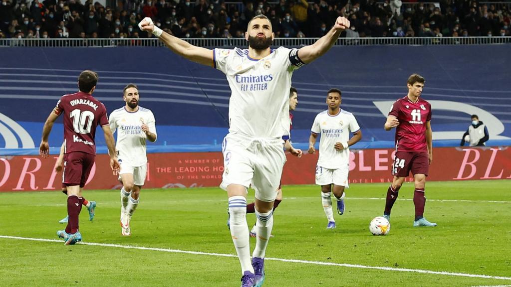 Karim Benzema celebra su gol a la Real Sociedad