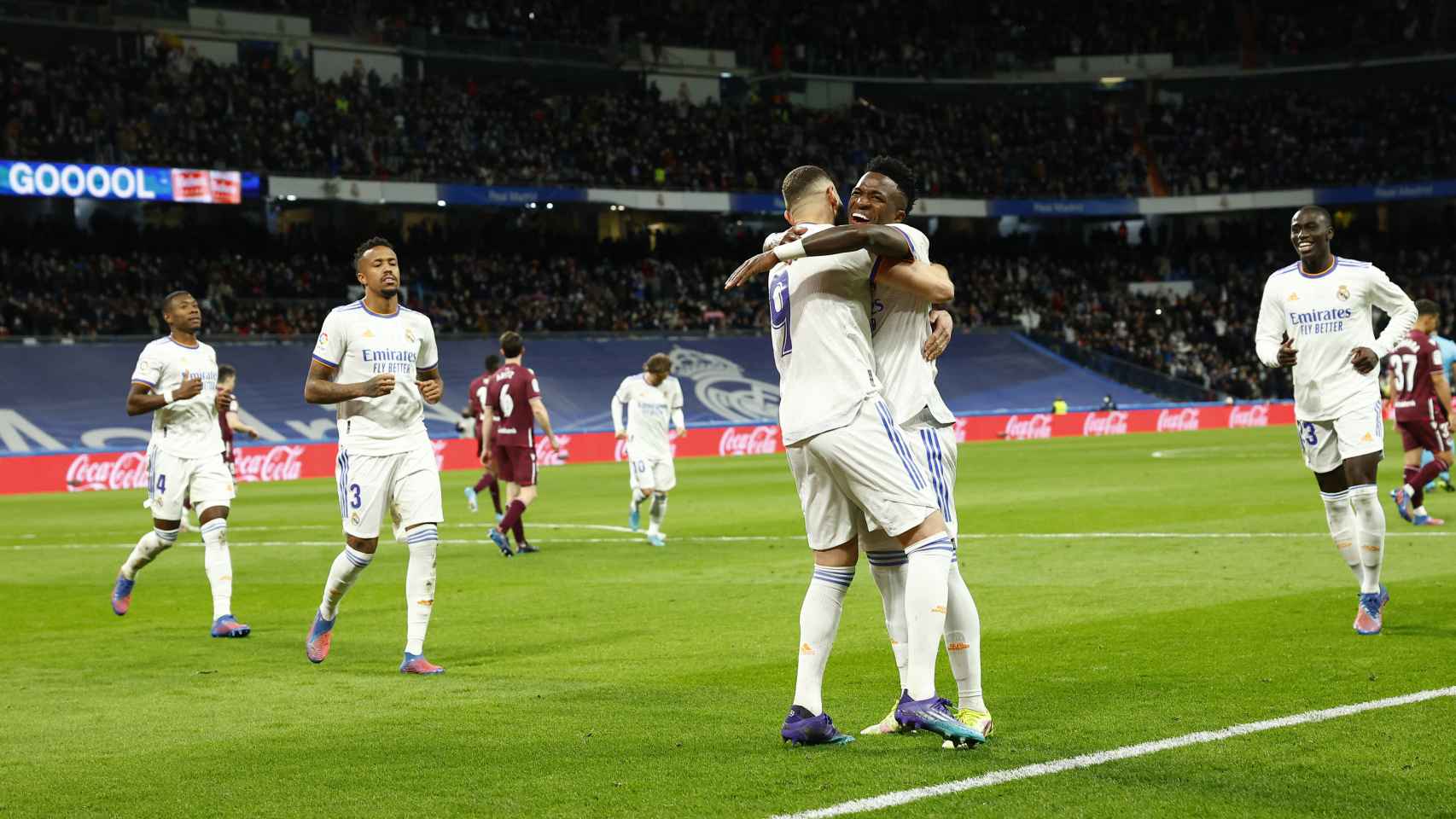 Karim Benzema y Vinicius se abrazan tras el gol del francés a la Real Sociedad