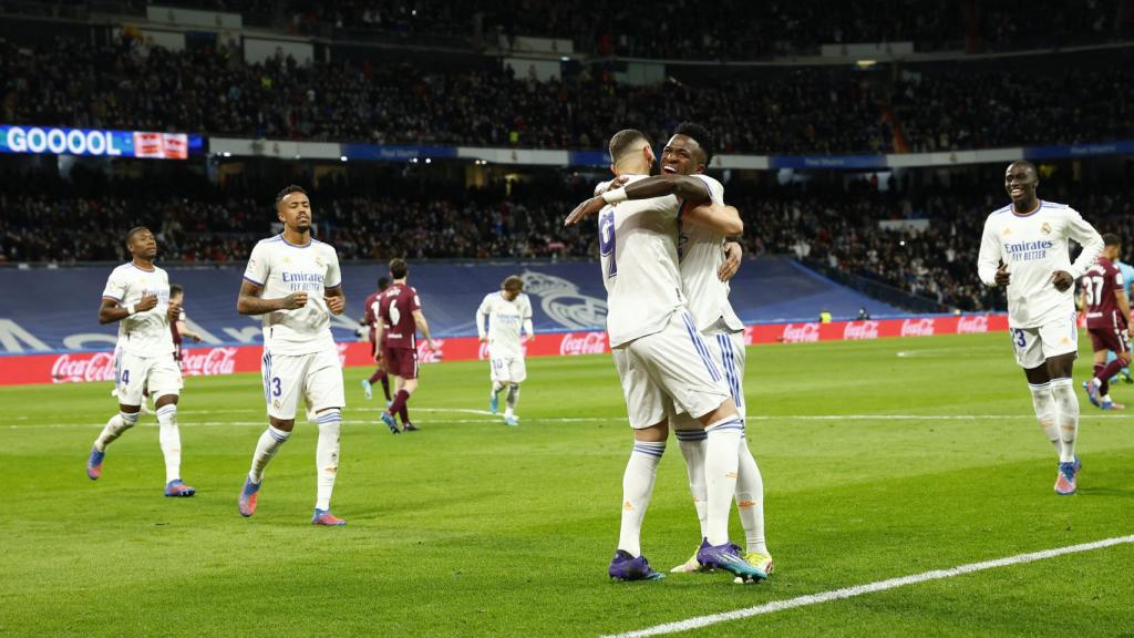 Karim Benzema y Vinicius se abrazan tras el gol del francés a la Real Sociedad