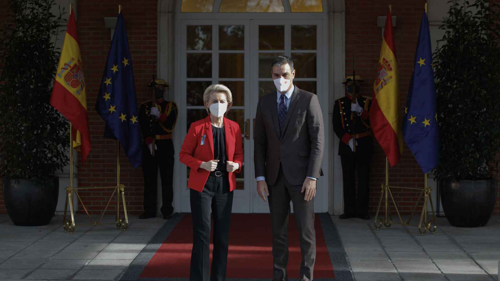 El presidente del Gobierno, Pedro Sánchez, recibe a la presidenta de la Comisión Europea, Úrsula von der Leyen, en el Palacio de la Moncloa.
