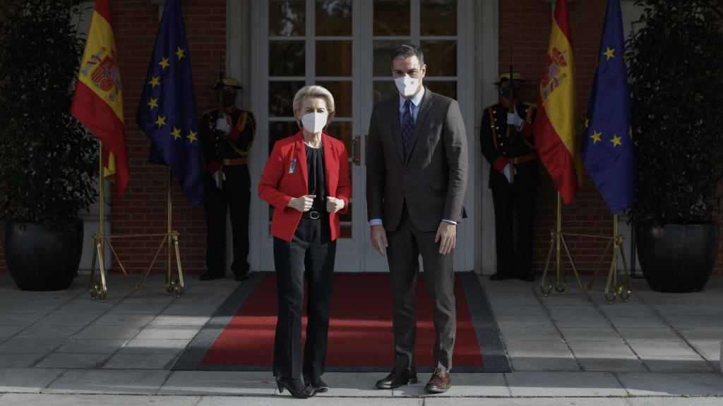 El presidente del Gobierno, Pedro Sánchez, recibe a la presidenta de la Comisión Europea, Úrsula von der Leyen, en el Palacio de la Moncloa.