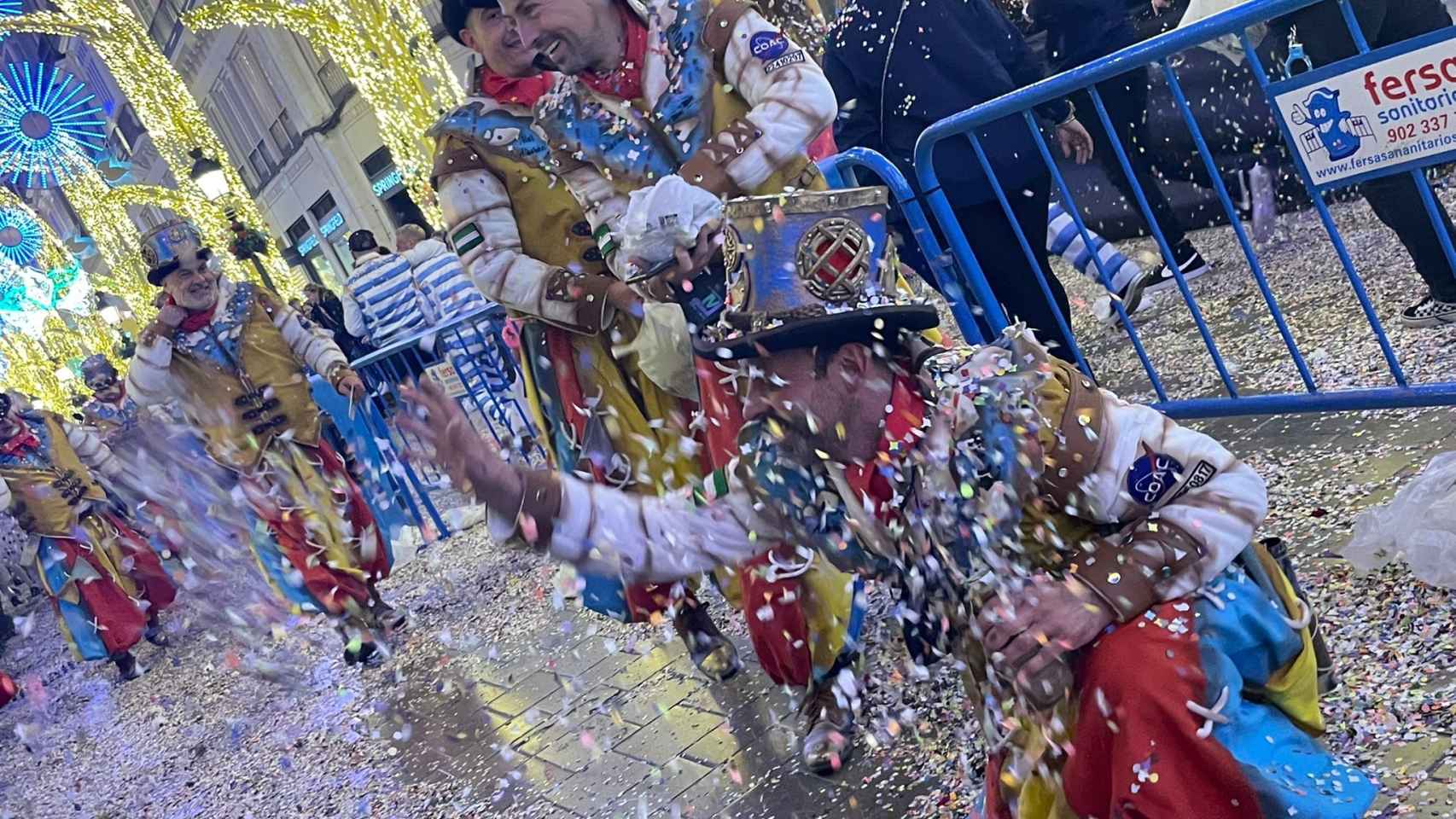 Noche de color y papelillos en el Carnaval de Málaga: la Batalla de las Flores y la gala Drag