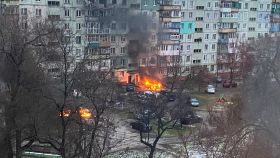 Llamas en una zona residencial de Mariúpol tras los bombardeos rusos.