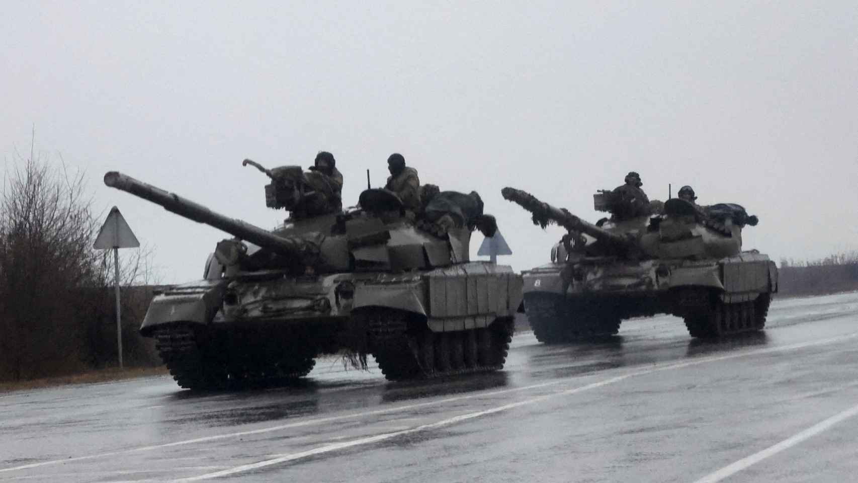 Tanques ucranianos en la ciudad de Mariupol.