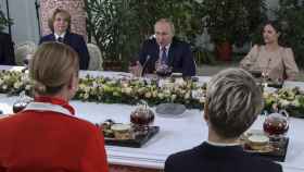 Vladimir Putin en un encuentro con azafatas de vuelo en Moscú.