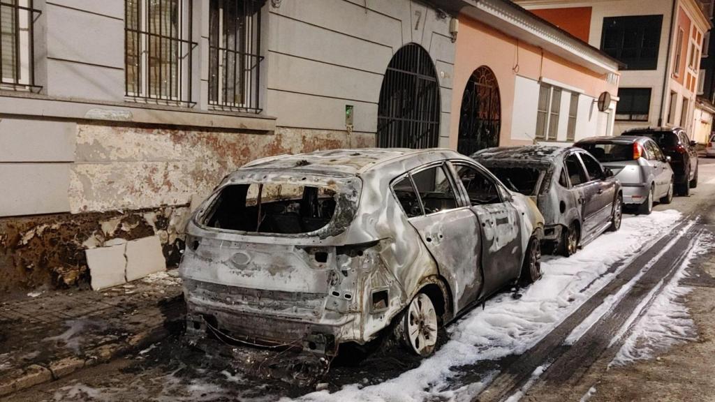 Vehículos calcinados en la calle Maravillas de A Coruña.