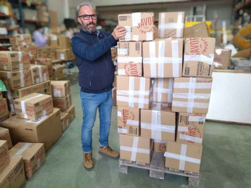 Manuel Victoria, gerente de TIR Viviendas, este viernes, en Molina de Segura, apilando cajas de medicamentos para enviarlas a Ucrania.