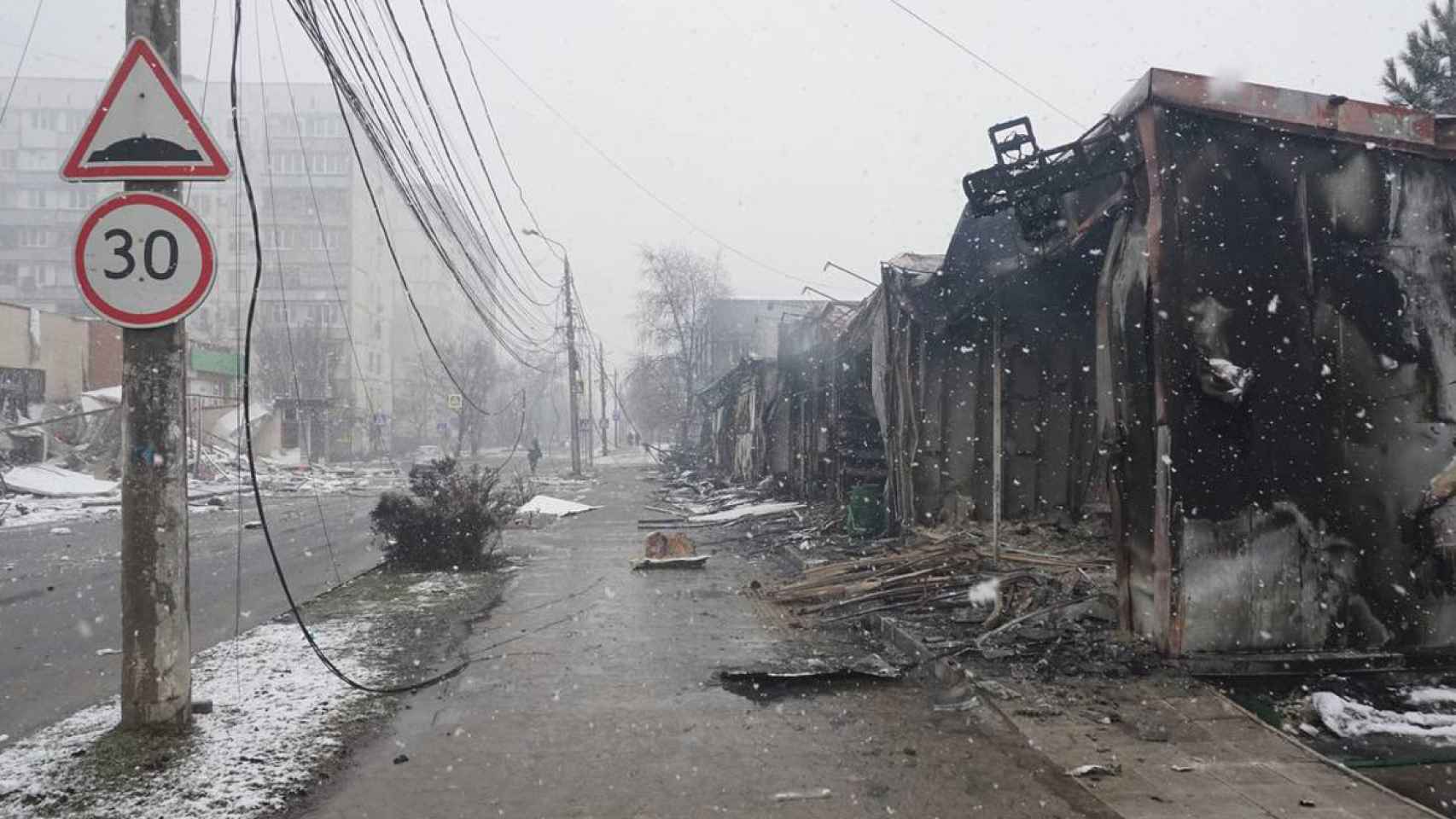 Una calle Mariúpol tras los bombardeos.