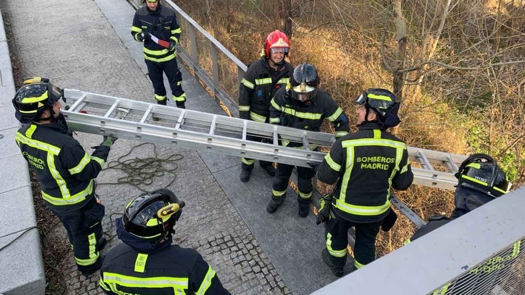 Los bomberos rescatan del Manzanares el cadáver de un hombre de 30 años.