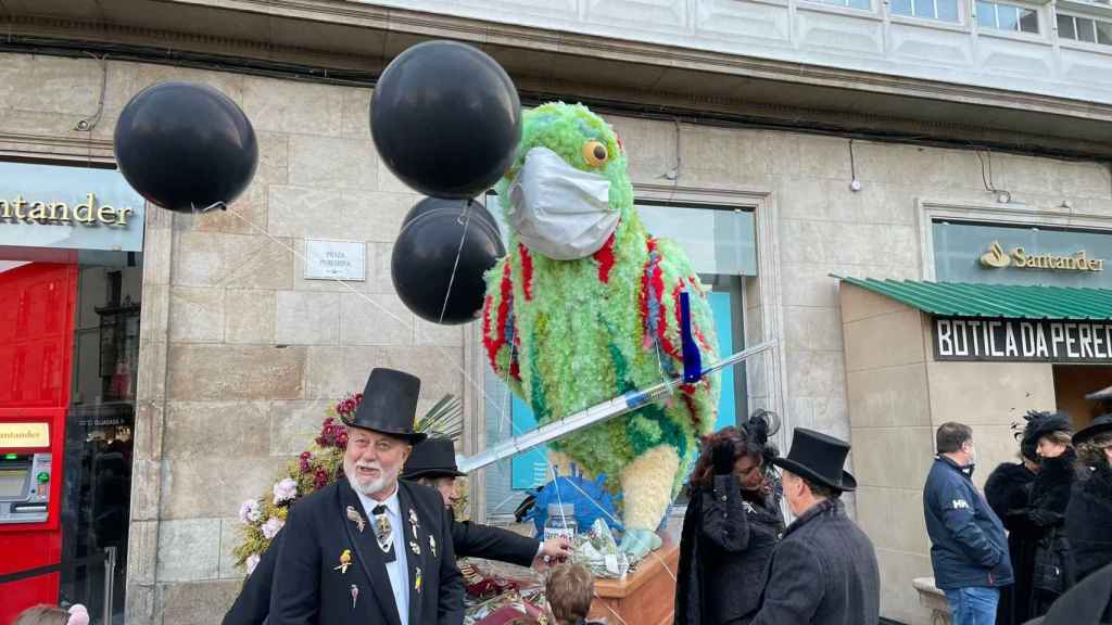 Entierro del Loro Ravachol, en Pontevedra, en el Entroido 2022.