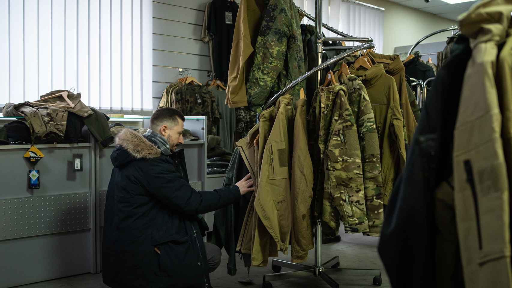 Vasil busca chaquetas y abrigos que le pueden servir en caso de tener que sumarse a las defensas territoriales de Lviv.