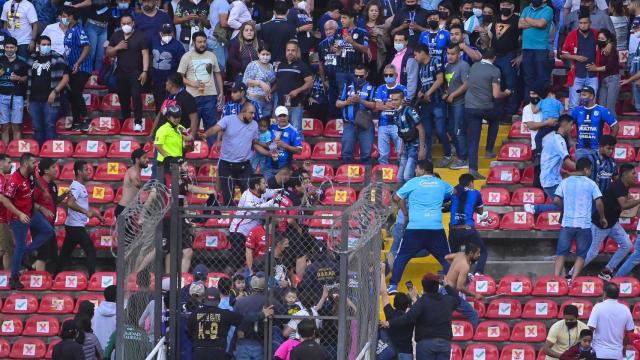 Momento de la pelea entre los ultras de Querétaro y Atlas en la grada