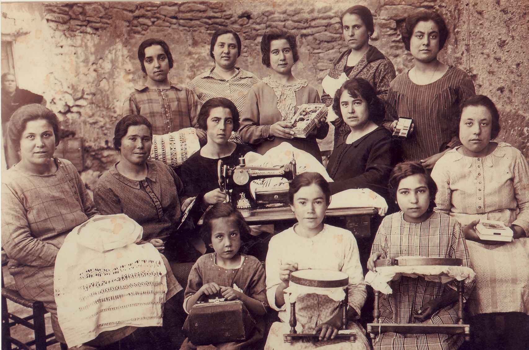 Grupo de costureras de Ledaña (Cuenca). 1927. Fondo Los Legados de la Tierra. Archivo de la Imagen de Castilla-La Mancha.