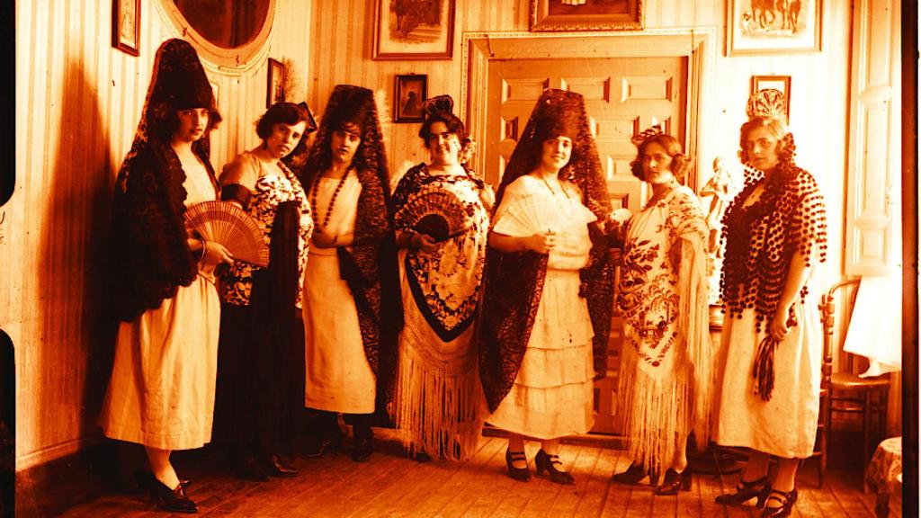 Grupo de mujeres con mantones, mantillas peinetas y abanicos. Años 20. Fotografía de Pedro Román. Fondo Rodríguez. Archivo de la Imagen de Castilla-La Mancha.