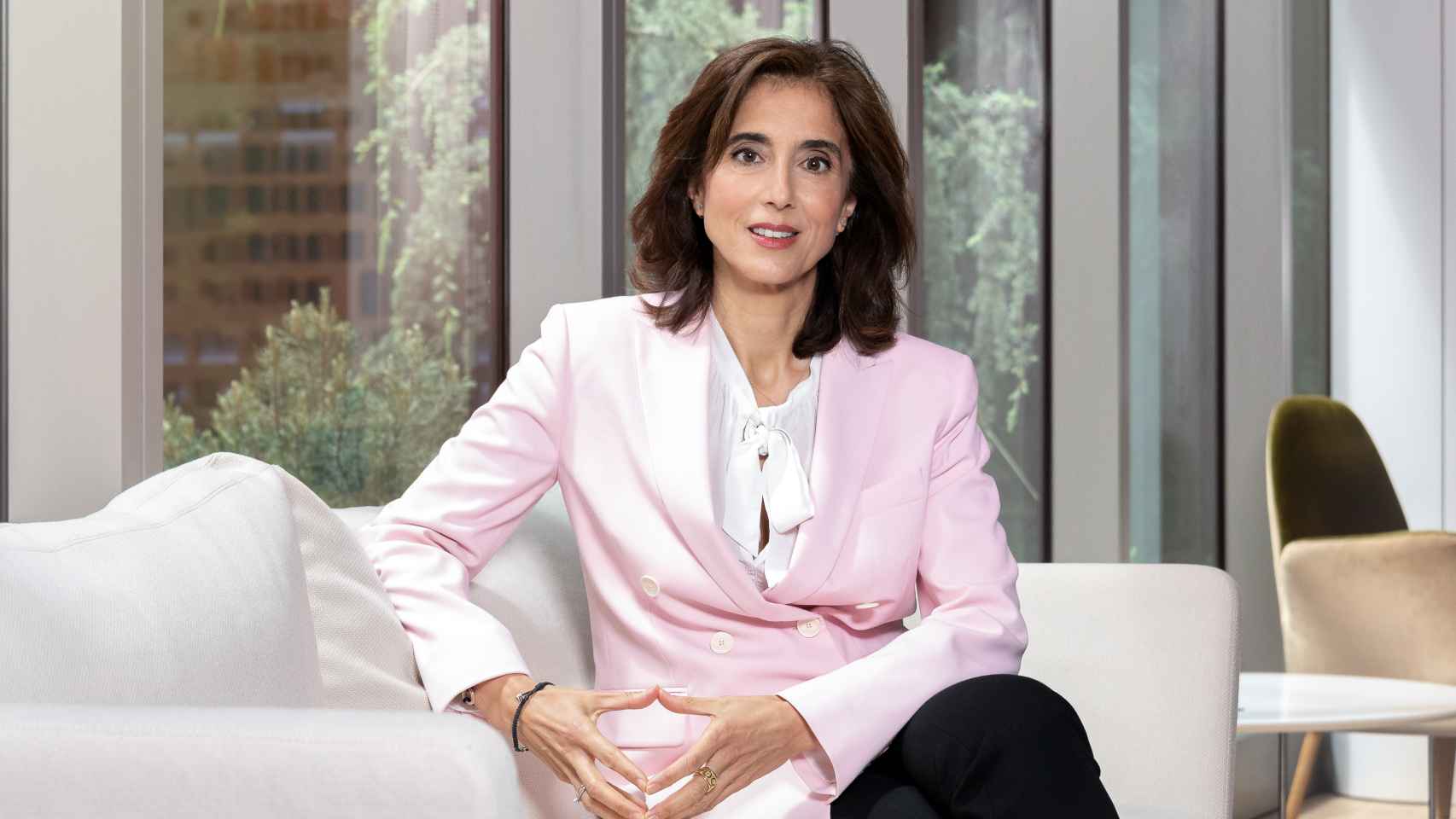 Pilar López, VP de Microsoft, sentada en un sofá