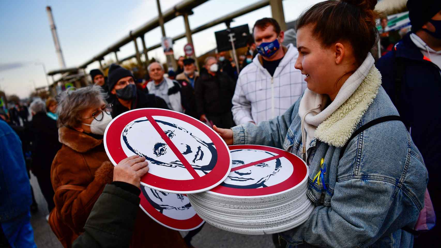 Una mujer reparte carteles en una protesta contra Putin en Budapest.