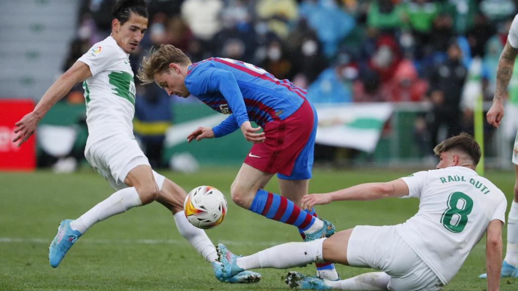 Frenkie de Jong se escapa de Raúl Guti, durante el encuentro Elche - Barcelona.