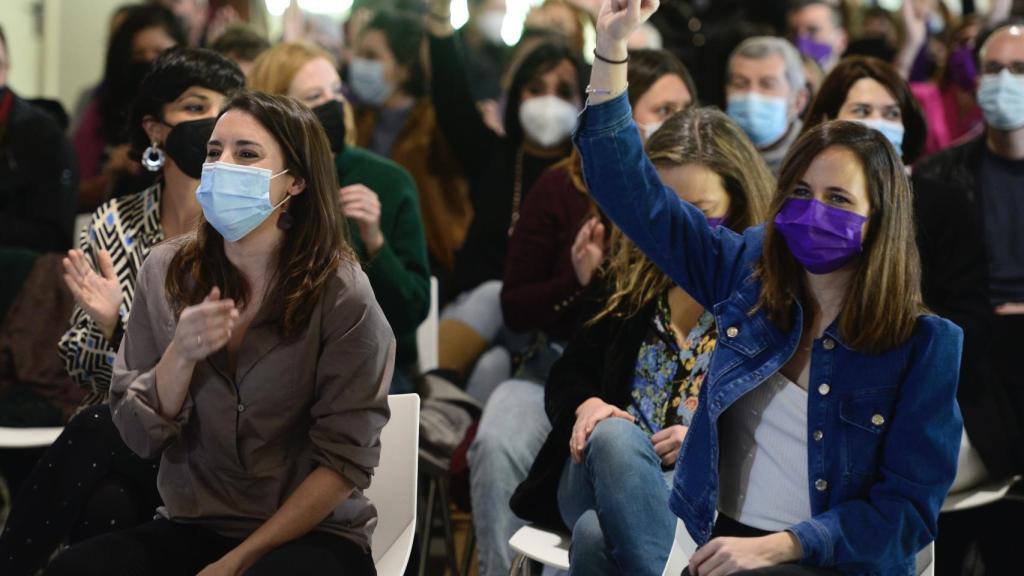 La ministra de Igualdad, Irene Montero (i), y la ministra de Derechos Sociales, Ione Belarra, este domingo en el acto Feminismo para cambiarlo todo.