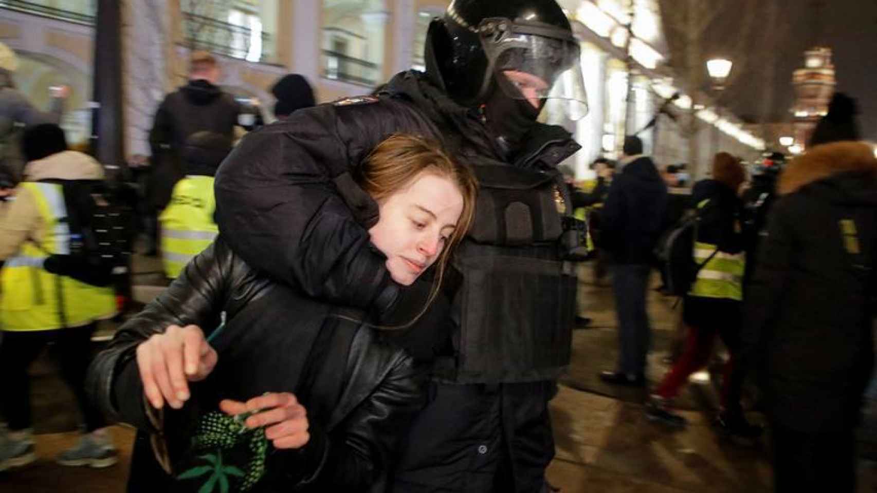 Un policía ruso se lleva detenida a una mujer en San Petersburgo.